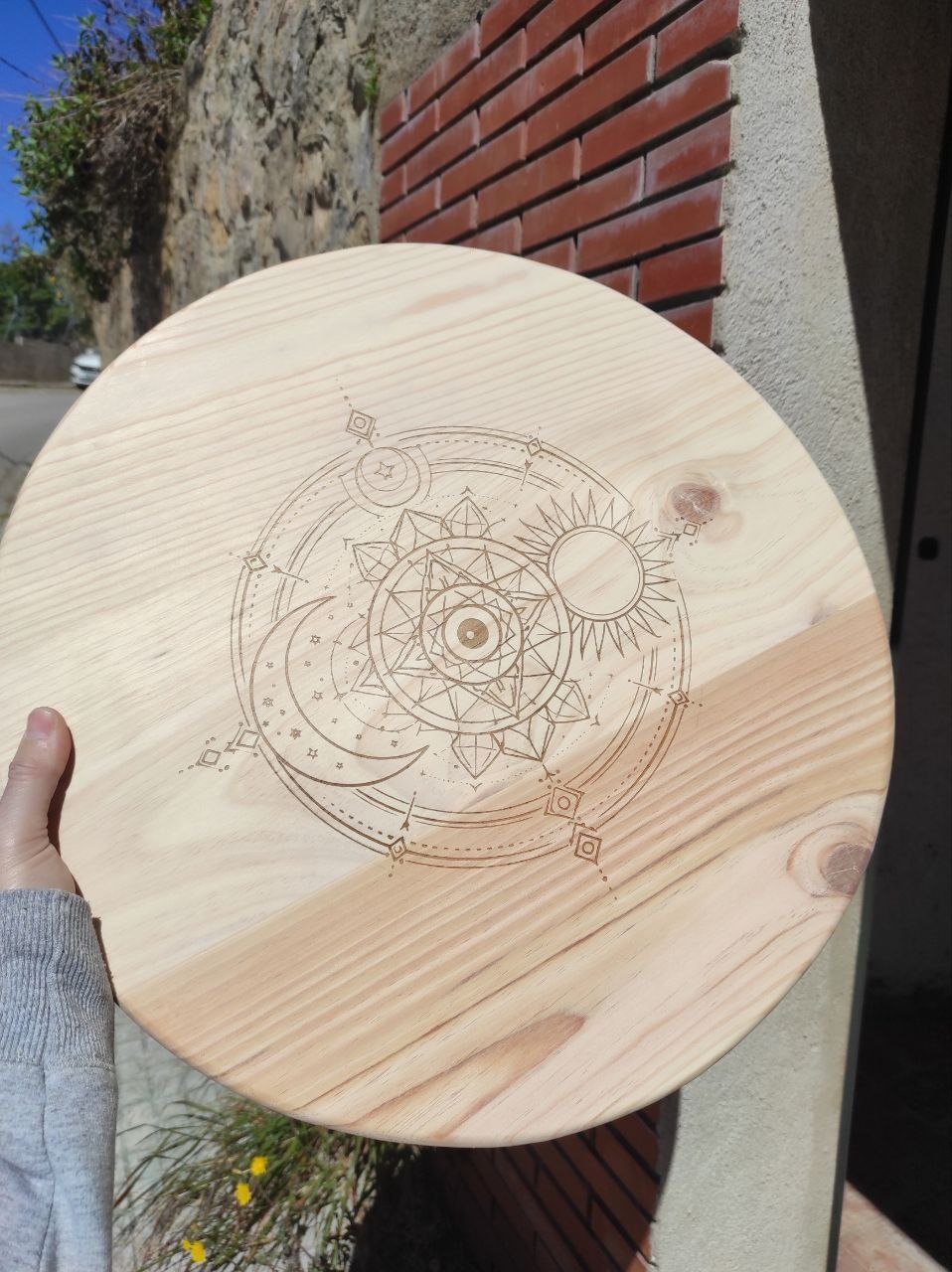 Primer grabado sobre madera clara