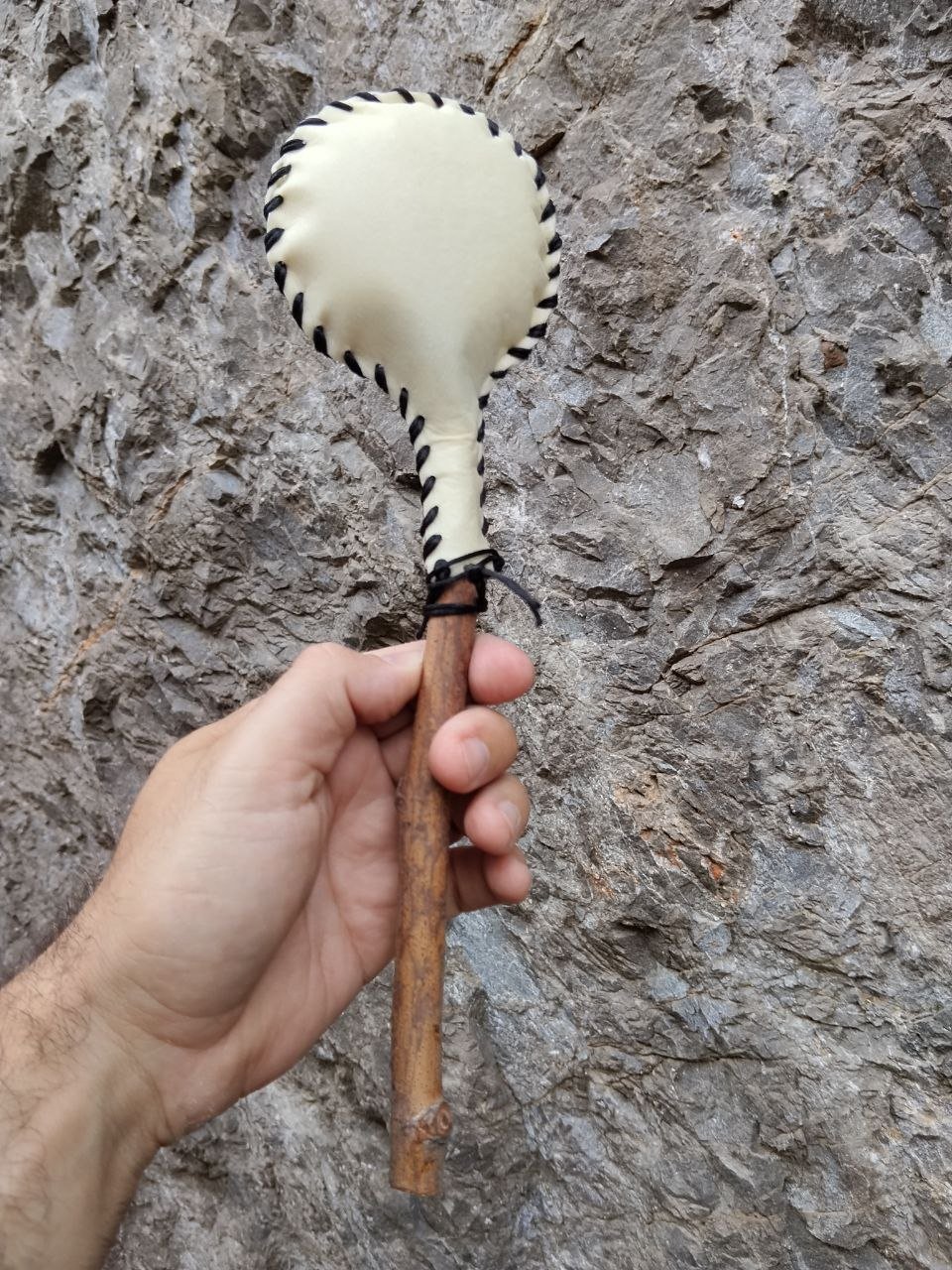 Maraca chamánica sobre fondo de piedra