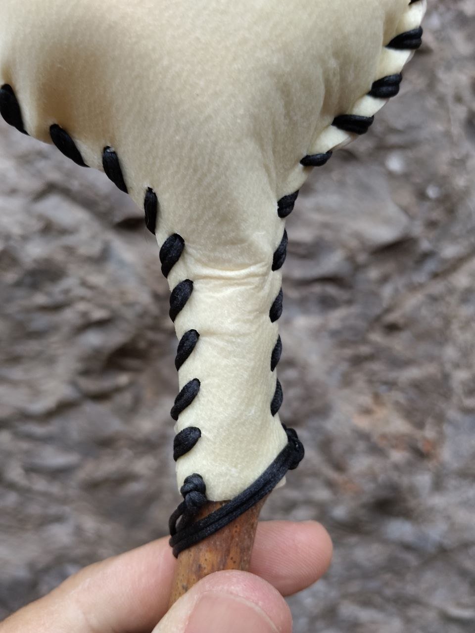 Detalle del cuello estrecho y la tensión de la costura