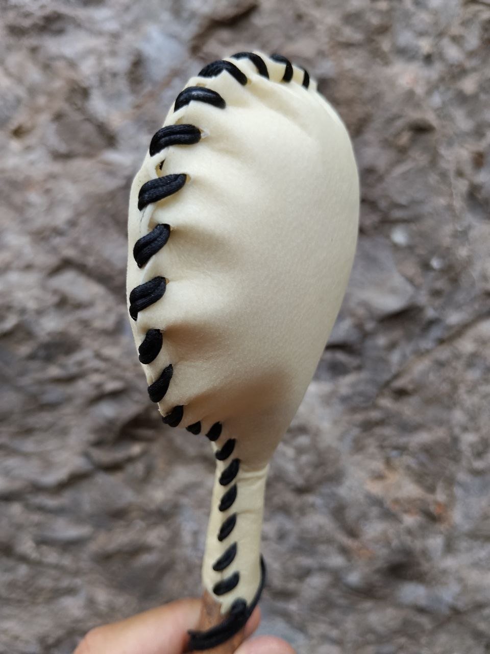 Detalle de la cabeza y la costura de piel